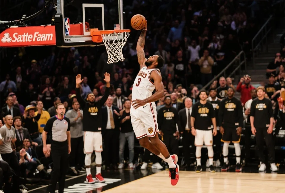 一位NBA超级巨星在季后赛奋力扣篮，背景为欢呼的观众和队友